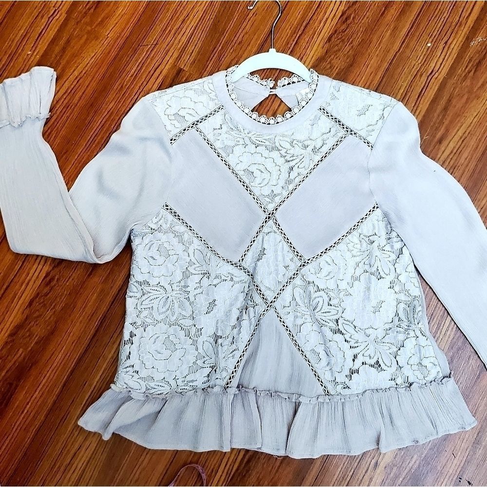 Sz M Altrd State High neck lace crepe top